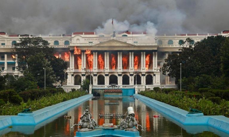 Esposa de ex primer ministro de Nepal fallece en ataque incendiario