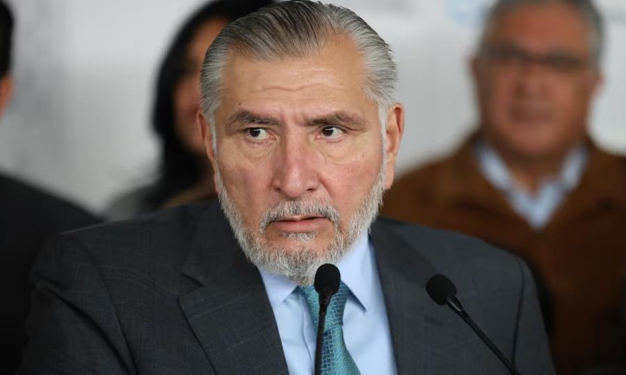 Adán Augusto López defiende a AMLO en medio de escándalo de huachicol fiscal