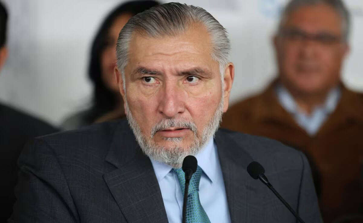 Adán Augusto López defiende a AMLO en medio de escándalo de huachicol fiscal