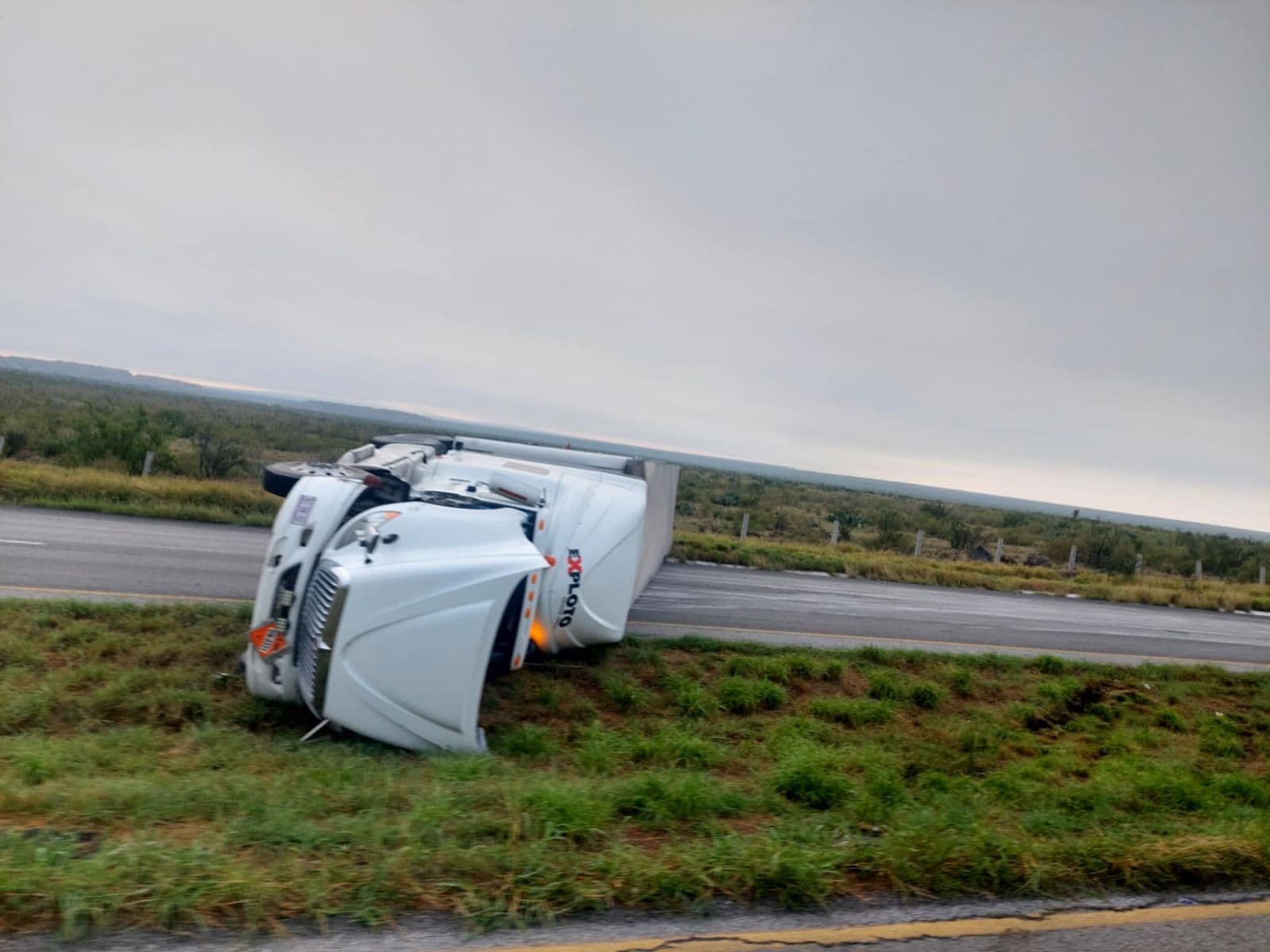 Tráiler con amoniaco de sodio provoca emergencia en Sabinas