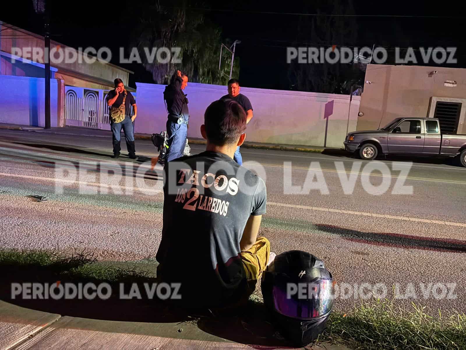 Motociclista cae en avenida Sur de Coahuila y recibe atención médica