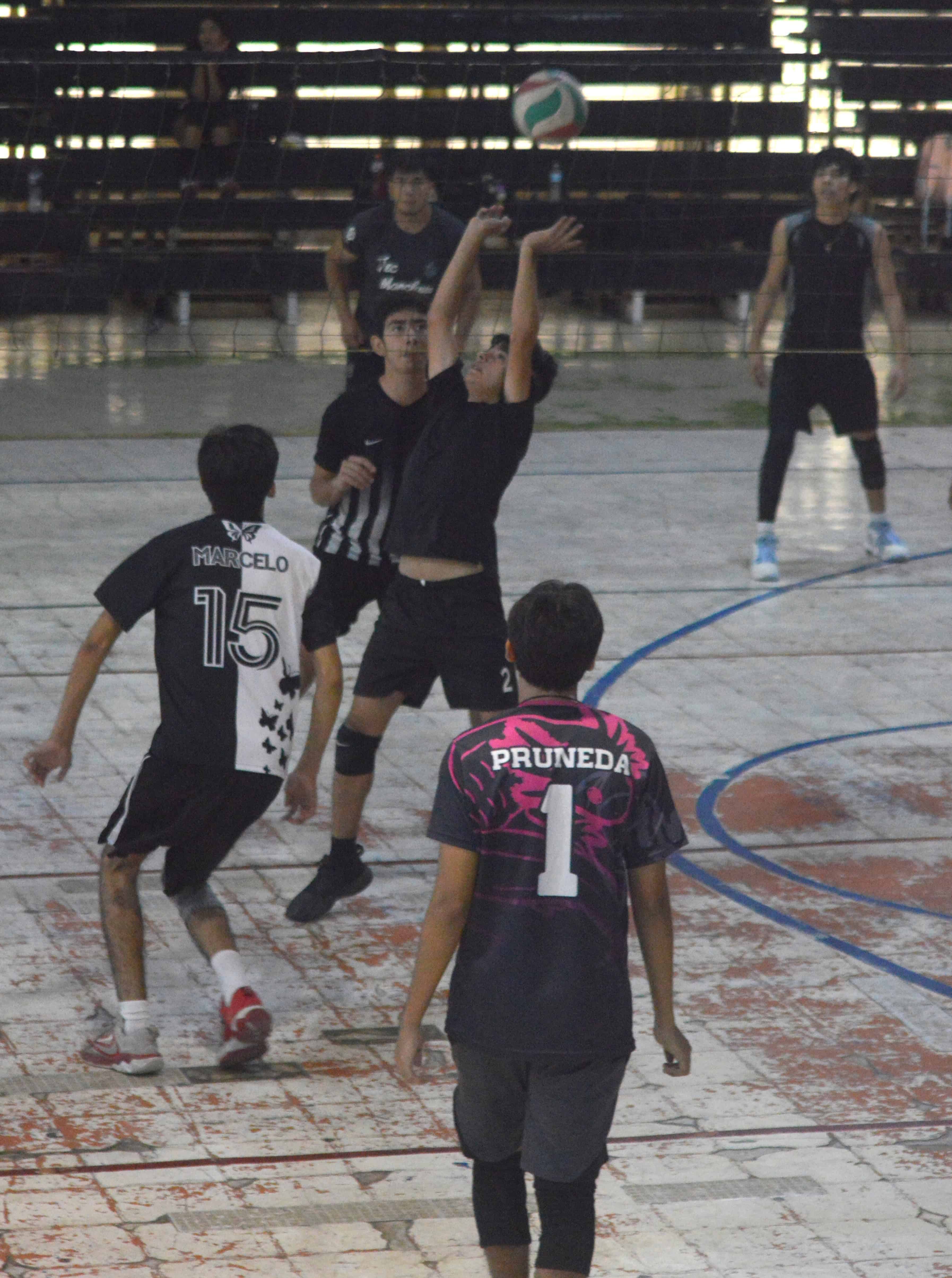 Vaqueras superan a Divas en encuentro Femenil