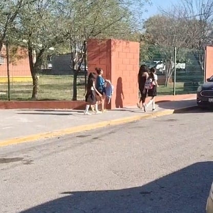 Intervienen tras corte de luz en escuela Vicente Guerrero por ADEUDO MILLONARIO