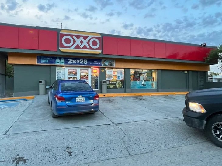 Roban con arma blanca una tienda Oxxo en colonia Palmas