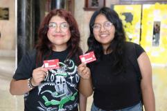 Entrega de tarjetas Aquí Vamos Gratis a estudiantes de Saltillo