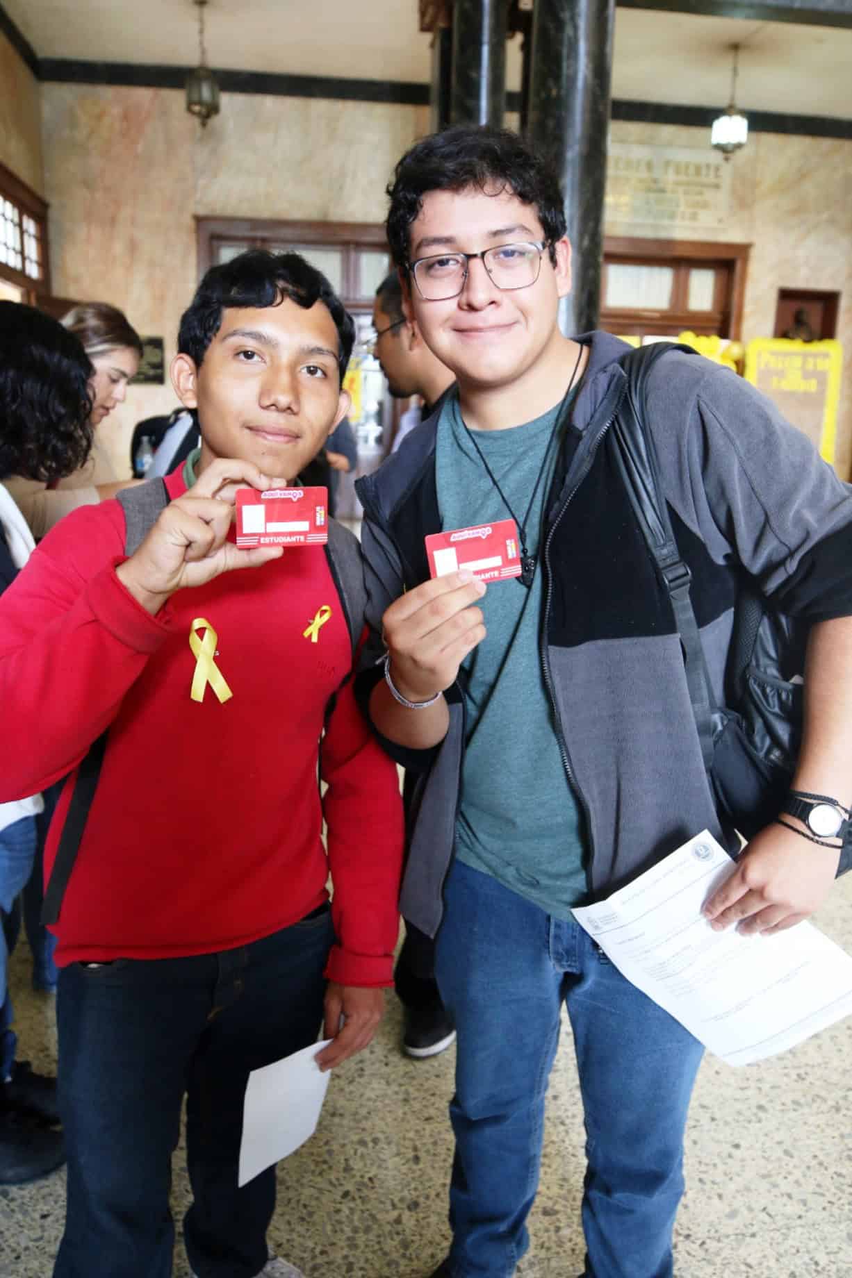 Entrega de tarjetas Aquí Vamos Gratis a estudiantes de Saltillo