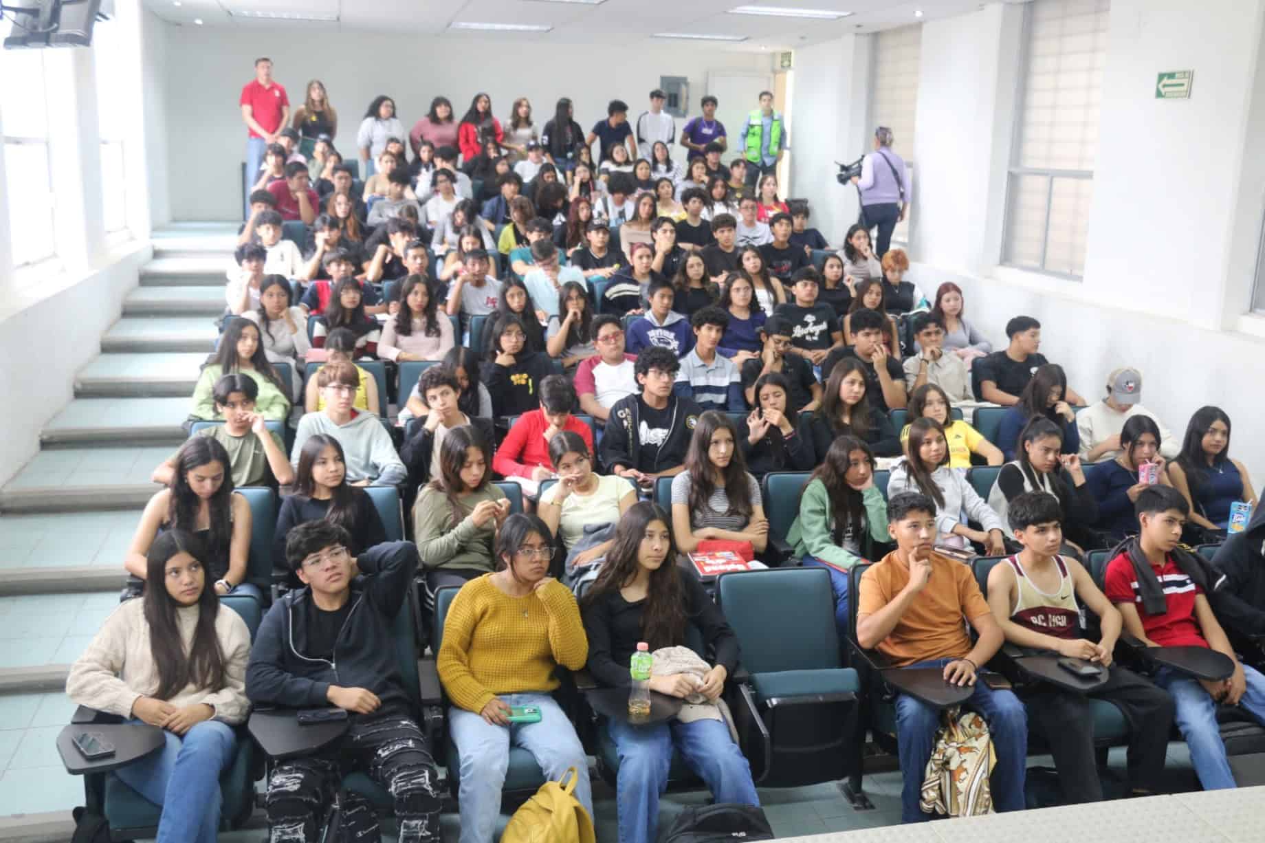 Entrega de tarjetas Aquí Vamos Gratis a estudiantes de Saltillo