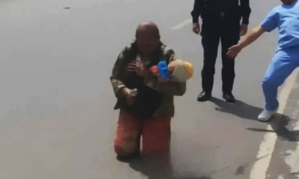 Heroína Alicia protege a su nieta del fuego en Iztapalapa
