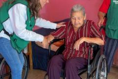Recibe Doña Francisca silla de ruedas