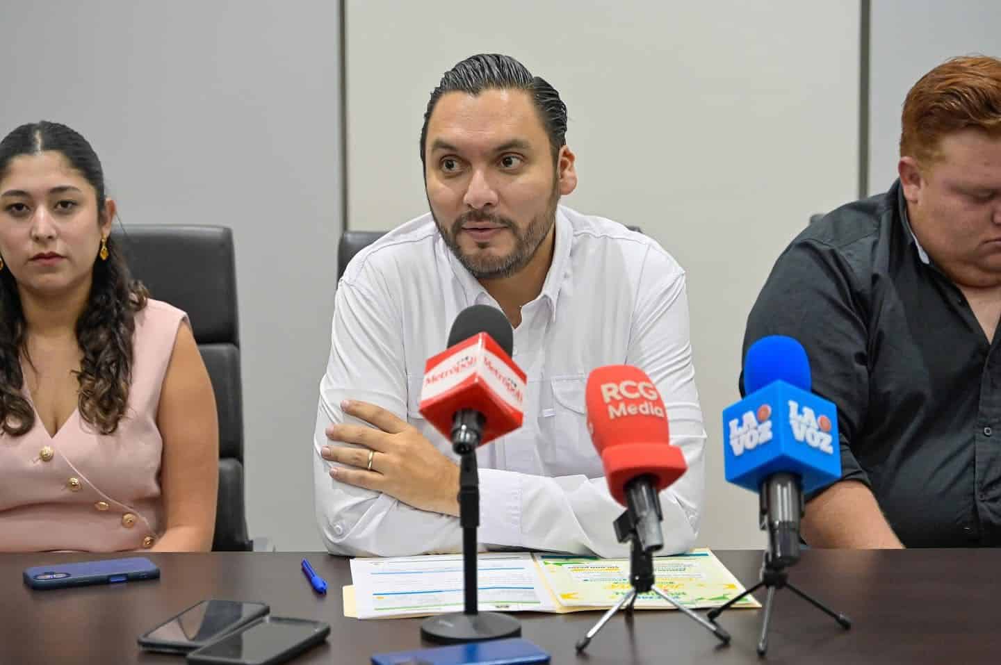 Carlos Villarreal Destaca Logros de Jóvenes Premiados en Monclova