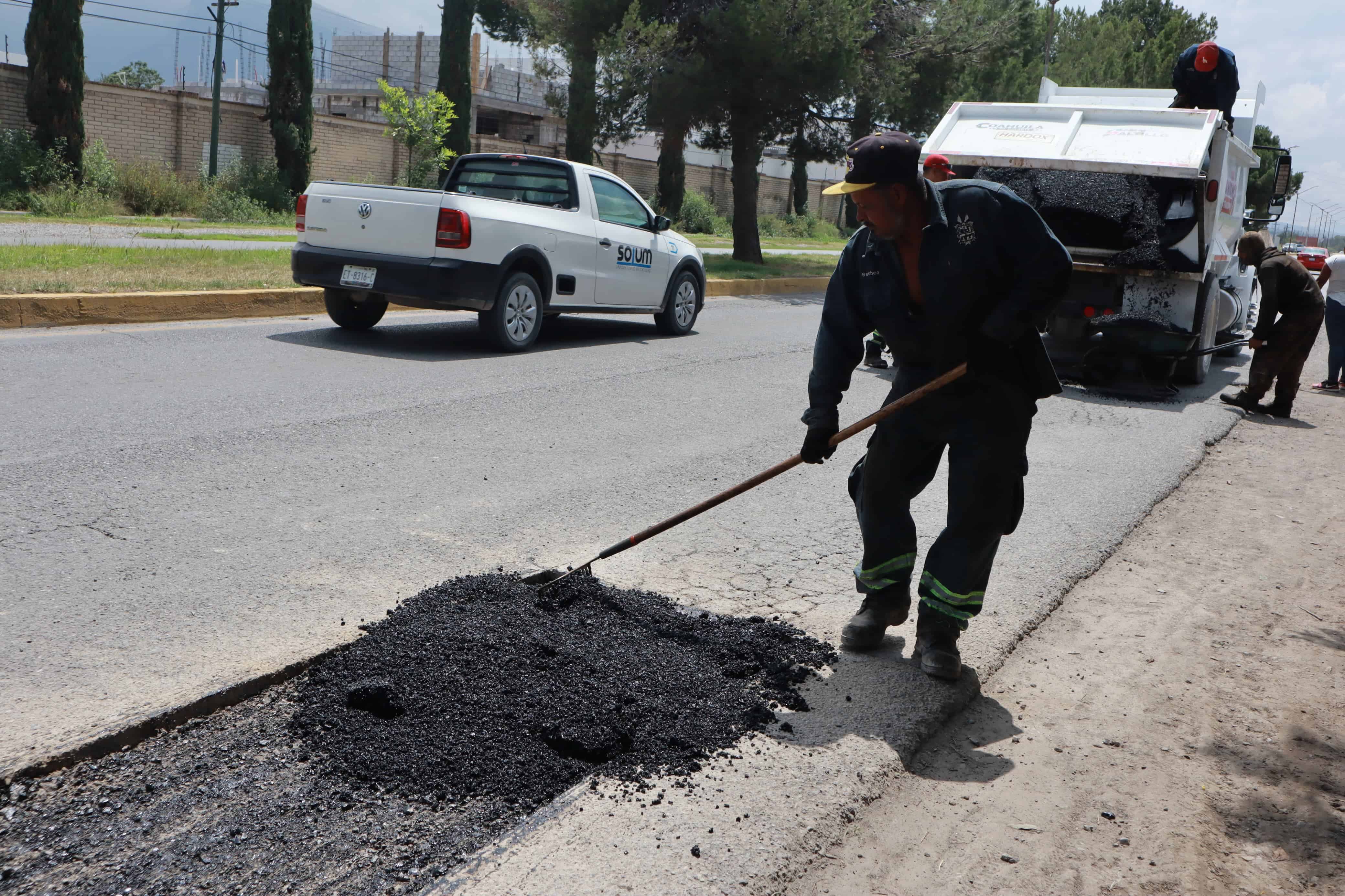 Intensifican trabajos de bacheo en vialidades de Saltillo, Coahuila