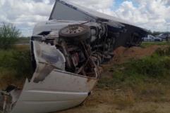 Tráiler de Breca sufre accidente en la carretera federal 57 en Sabinas