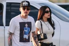 Kenia Os impacta con su look en evento de moda junto a Peso Pluma