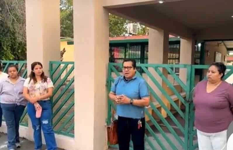 Padres exigen salida de directora en primaria de Morelos