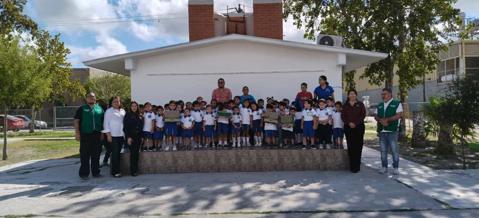 Entrega de útiles escolares en Nava para niños del Jardín de Niños Miguel Ramos Arizpe