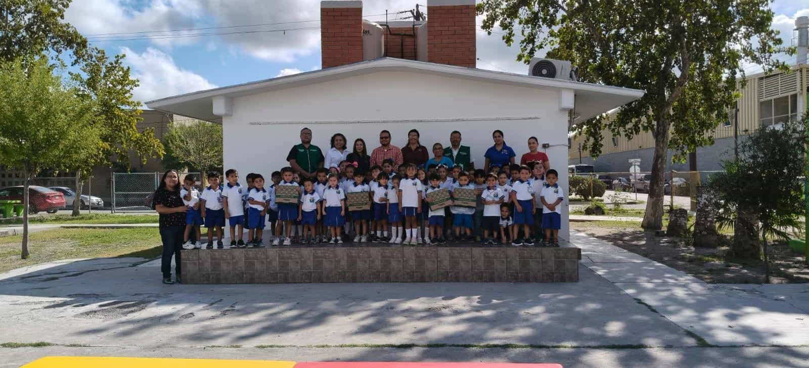 Entrega de útiles escolares en Nava para niños del Jardín de Niños Miguel Ramos Arizpe