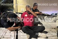 Hombre sorprendido por revelación en bar El Viajeros