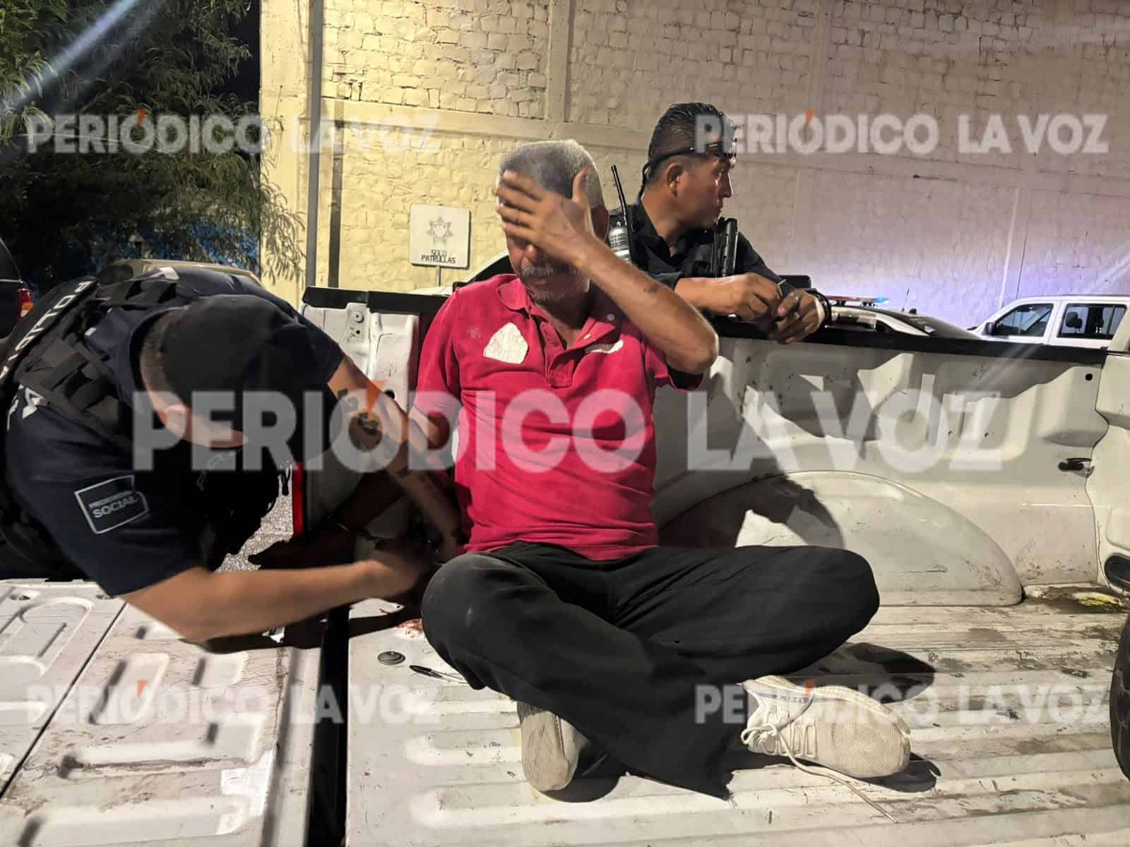 Hombre sorprendido por revelación en bar El Viajeros