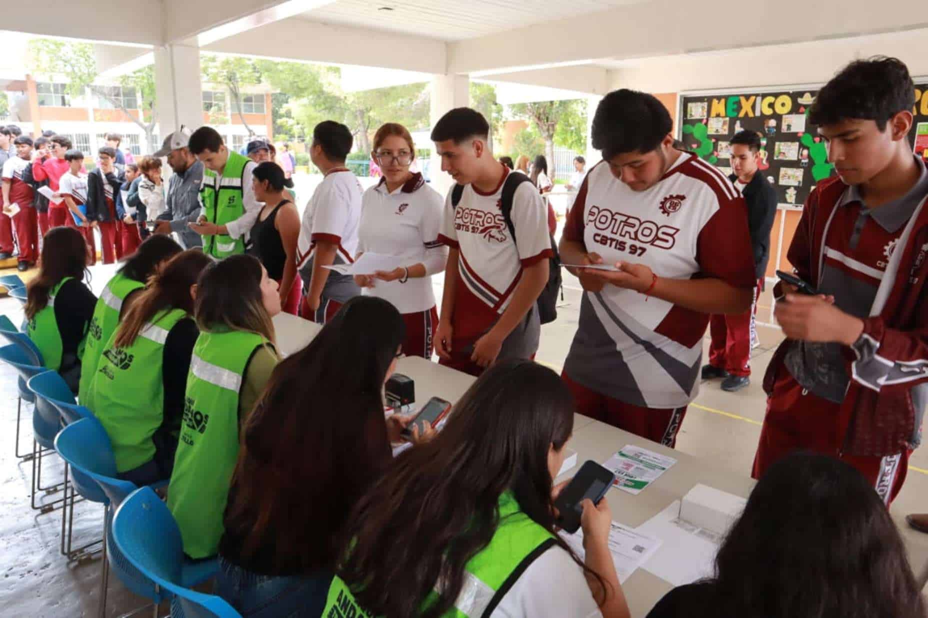 Intensifican credencialización para programa de transporte gratuito en Saltillo