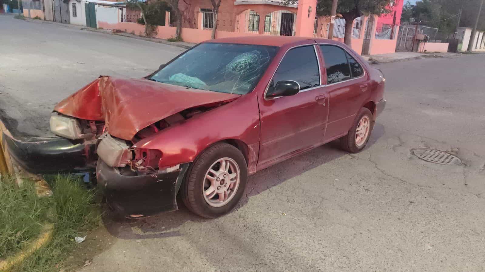 Vehículo se estrella contra poste en Ciudad Acuña tras perder el control