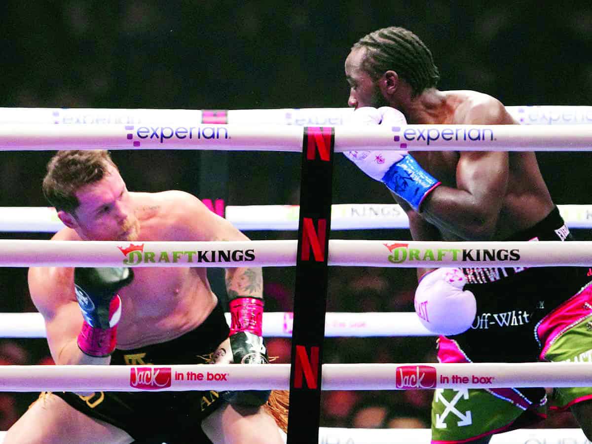 Canelo sufre tercera derrota profesional ante Terence Crawford