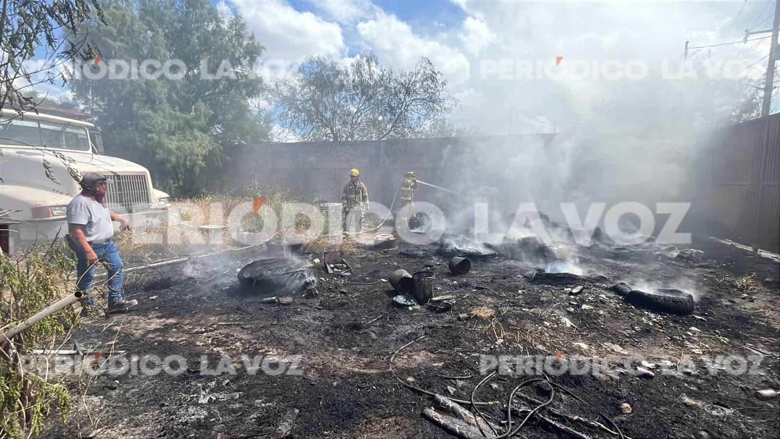 Bomberos controlan llamas que ponían en riesgo maquinaria en Monclova