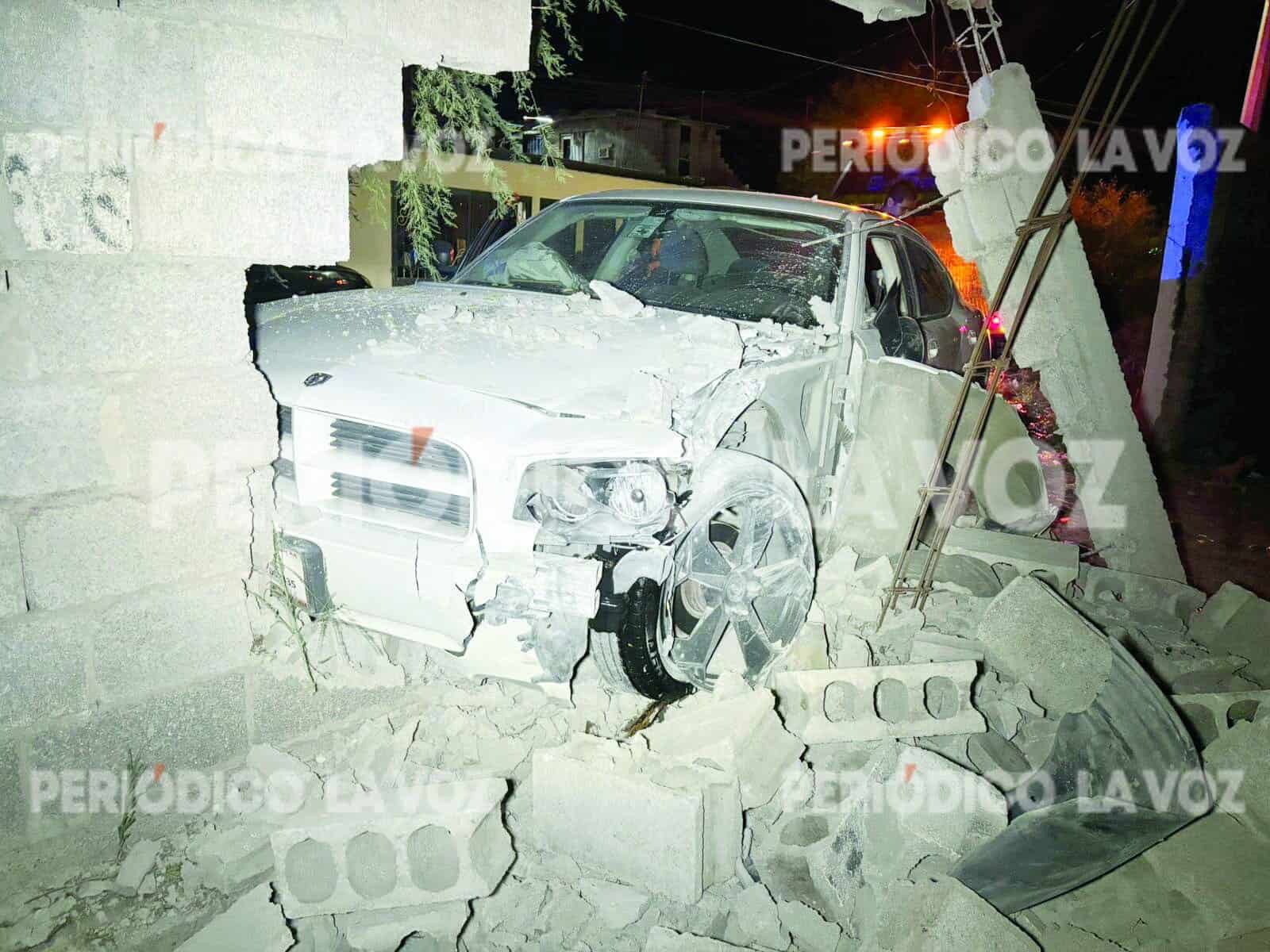 Accidente de Dodge Charger en Monclova deja conductor ileso