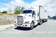 Trailero arranca cables de electricidad en Centro de Monclova