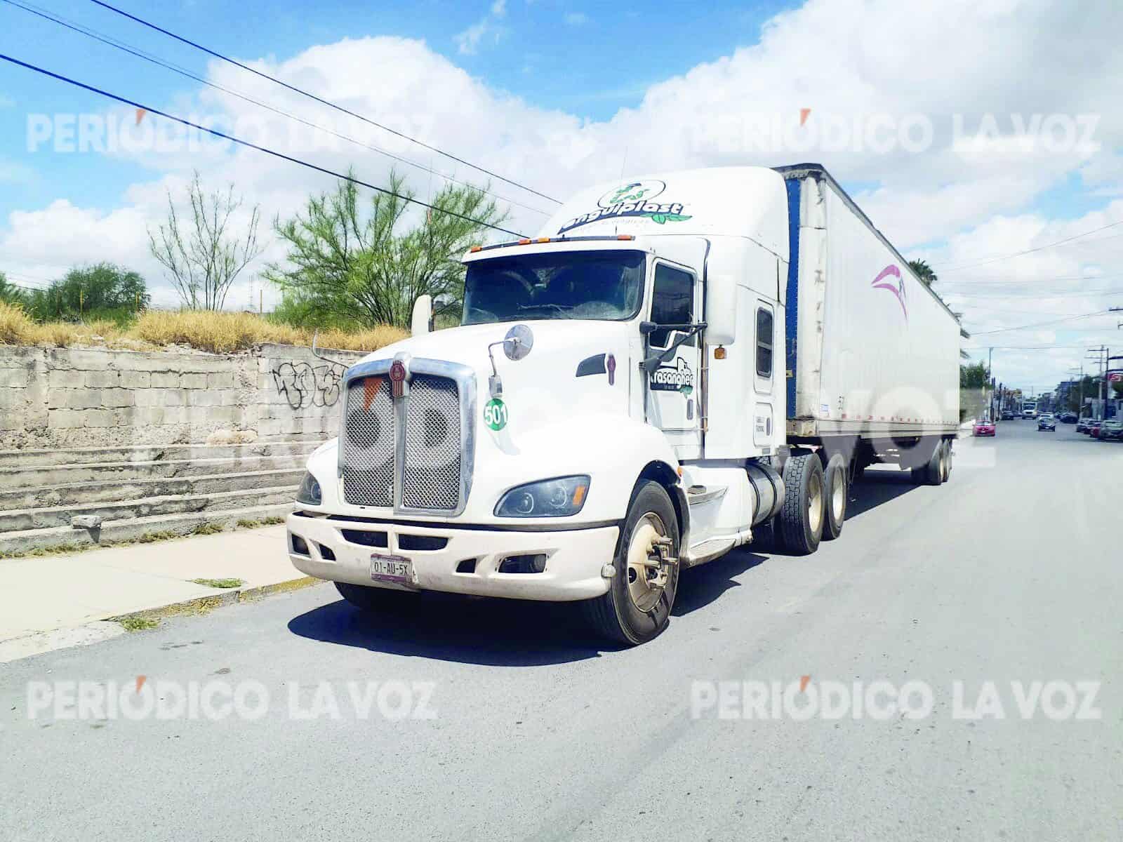Trailero arranca cables de electricidad en Centro de Monclova
