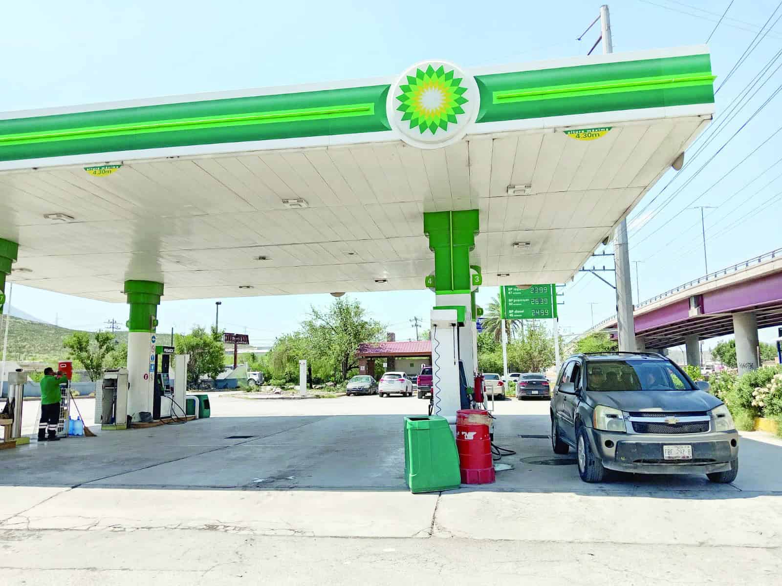 Empresario Andrés Oyervides explica problemas en distribución de gasolina