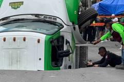 Camión con refrescos cae en socavón de Iztapalapa