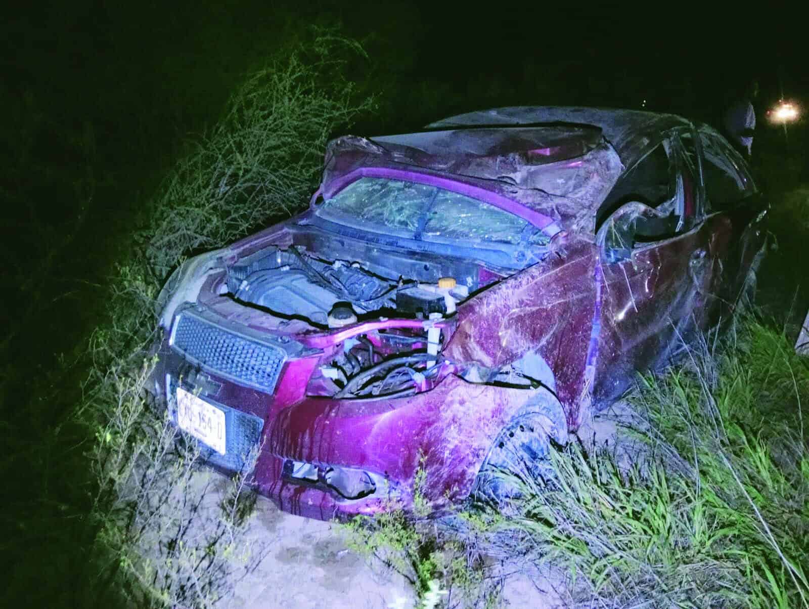 Mueren padre y su bebé en volcadura