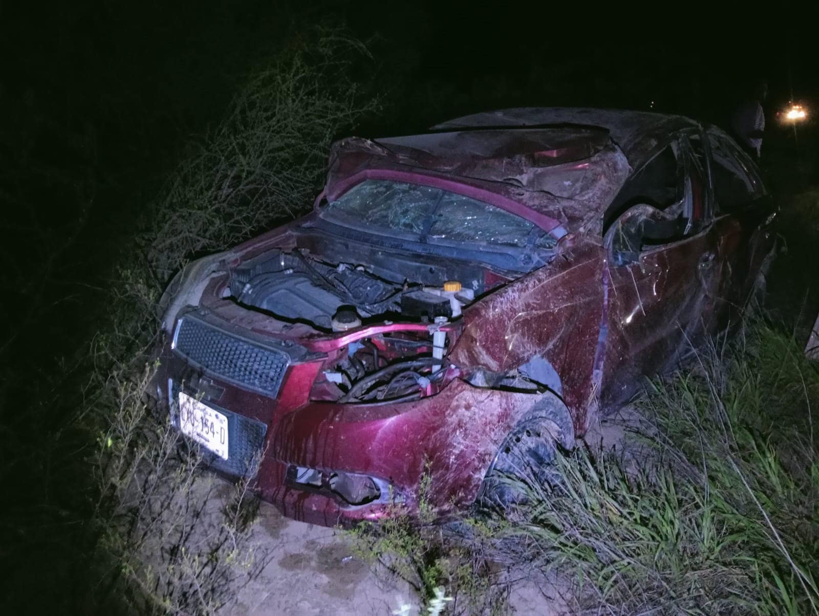Mueren padre y su bebé en volcadura