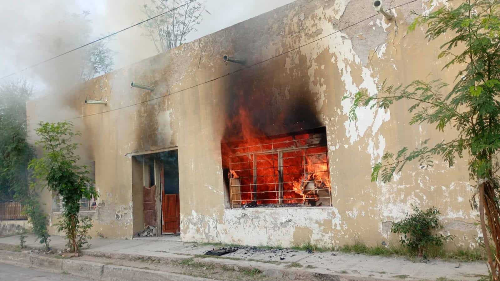 Incendio en casa abandonada de Nava moviliza a Bomberos de Allende