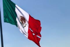 Video muestra cómo la bandera de México se rompe en evento de Guanajuato
