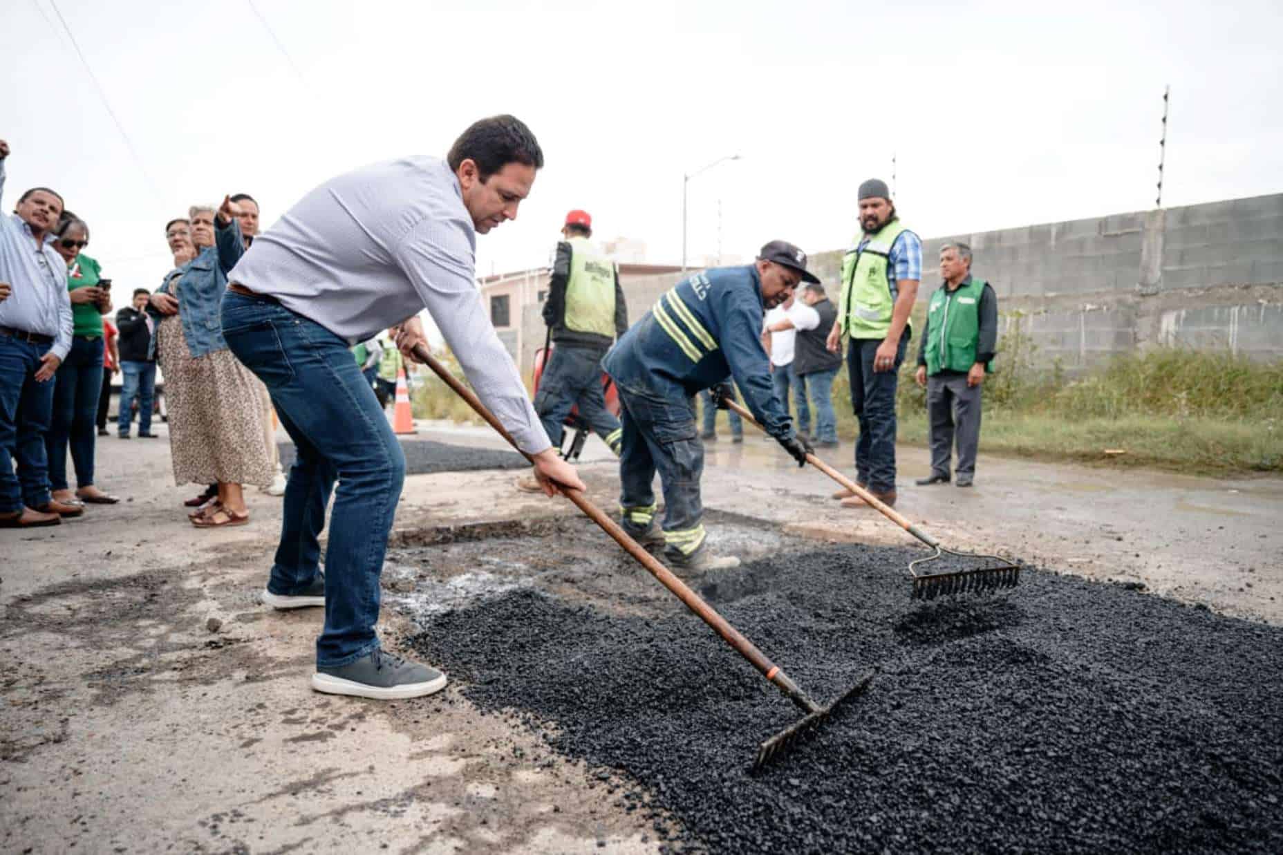 Alcalde de Saltillo supervisa trabajos de bacheo en colonia Arboledas Popular