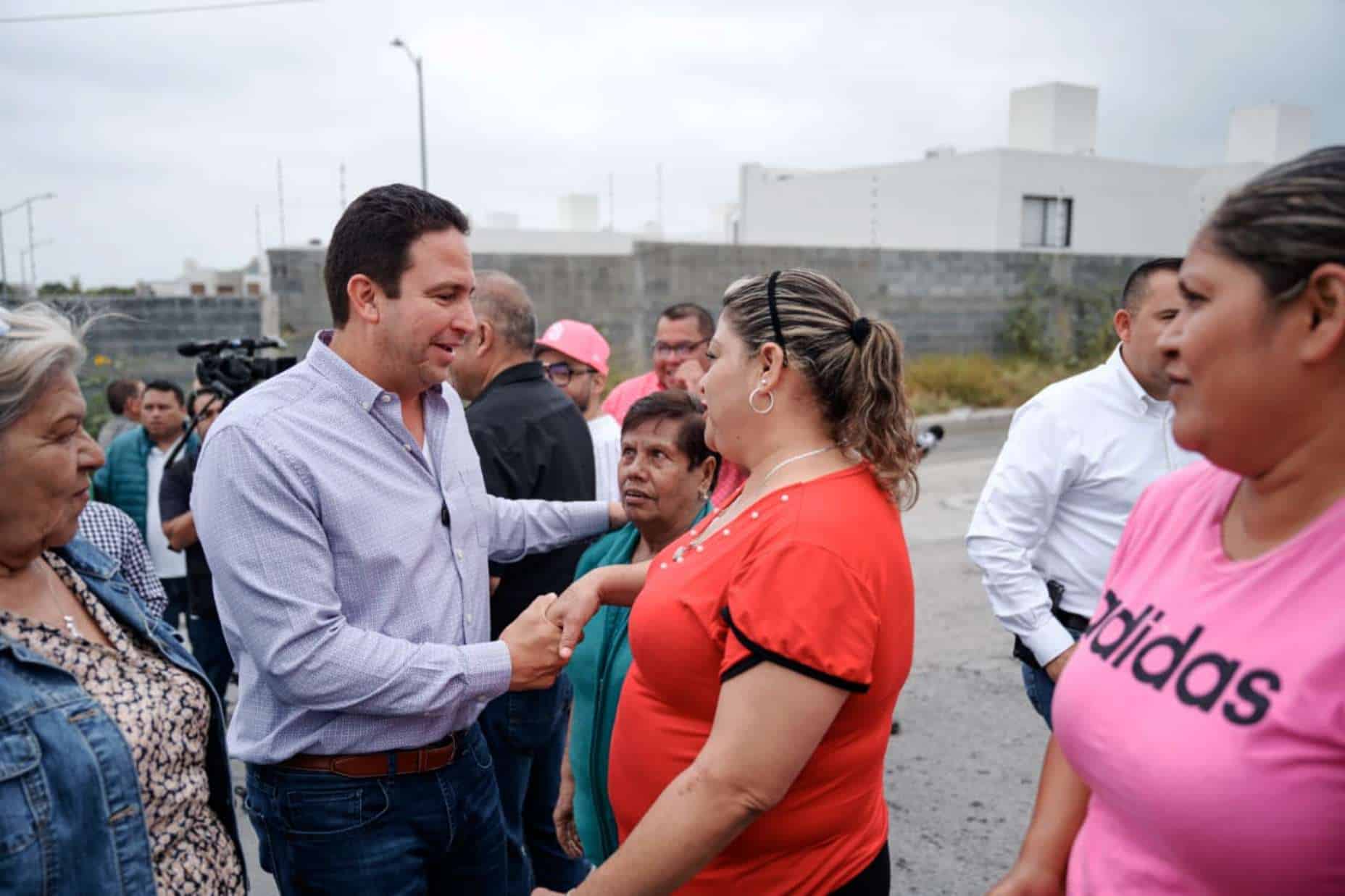 Alcalde de Saltillo supervisa trabajos de bacheo en colonia Arboledas Popular