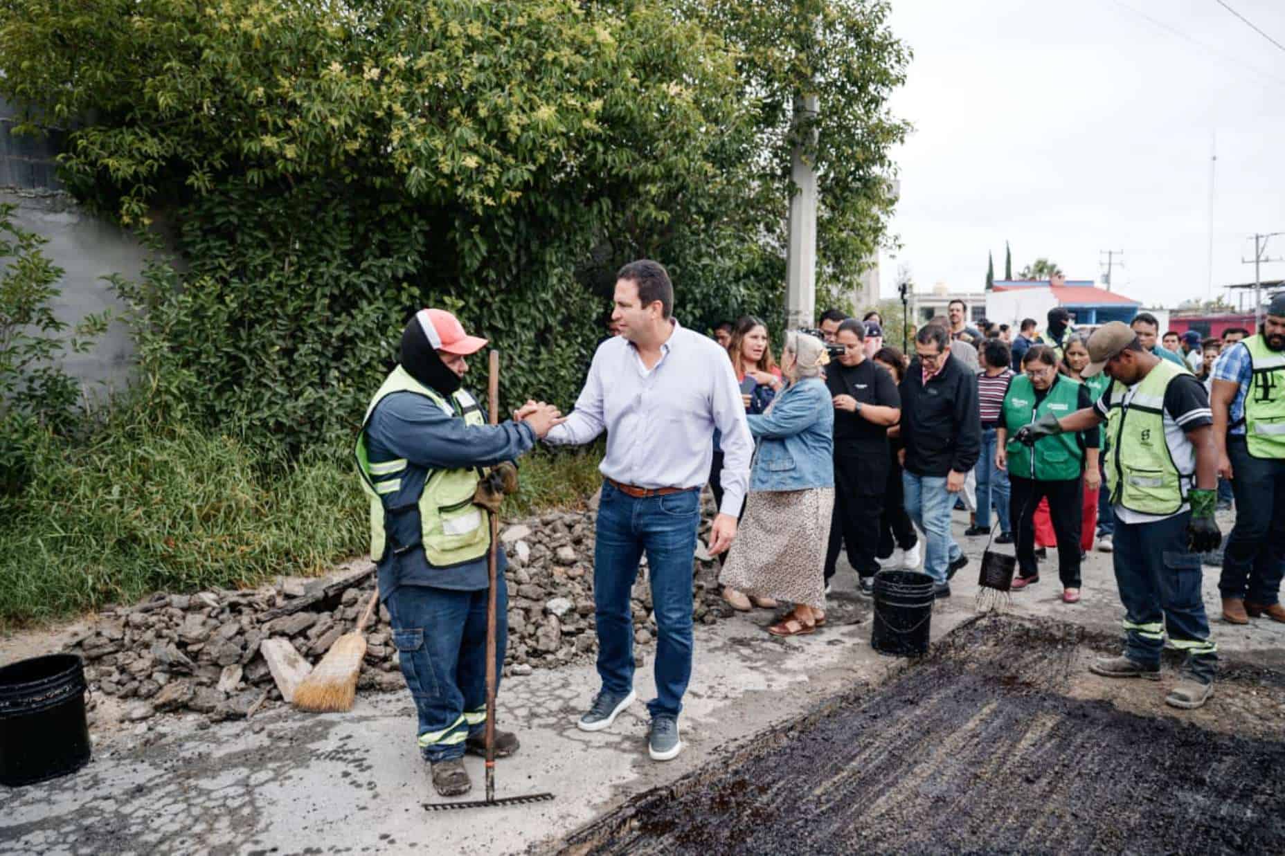 Alcalde de Saltillo supervisa trabajos de bacheo en colonia Arboledas Popular