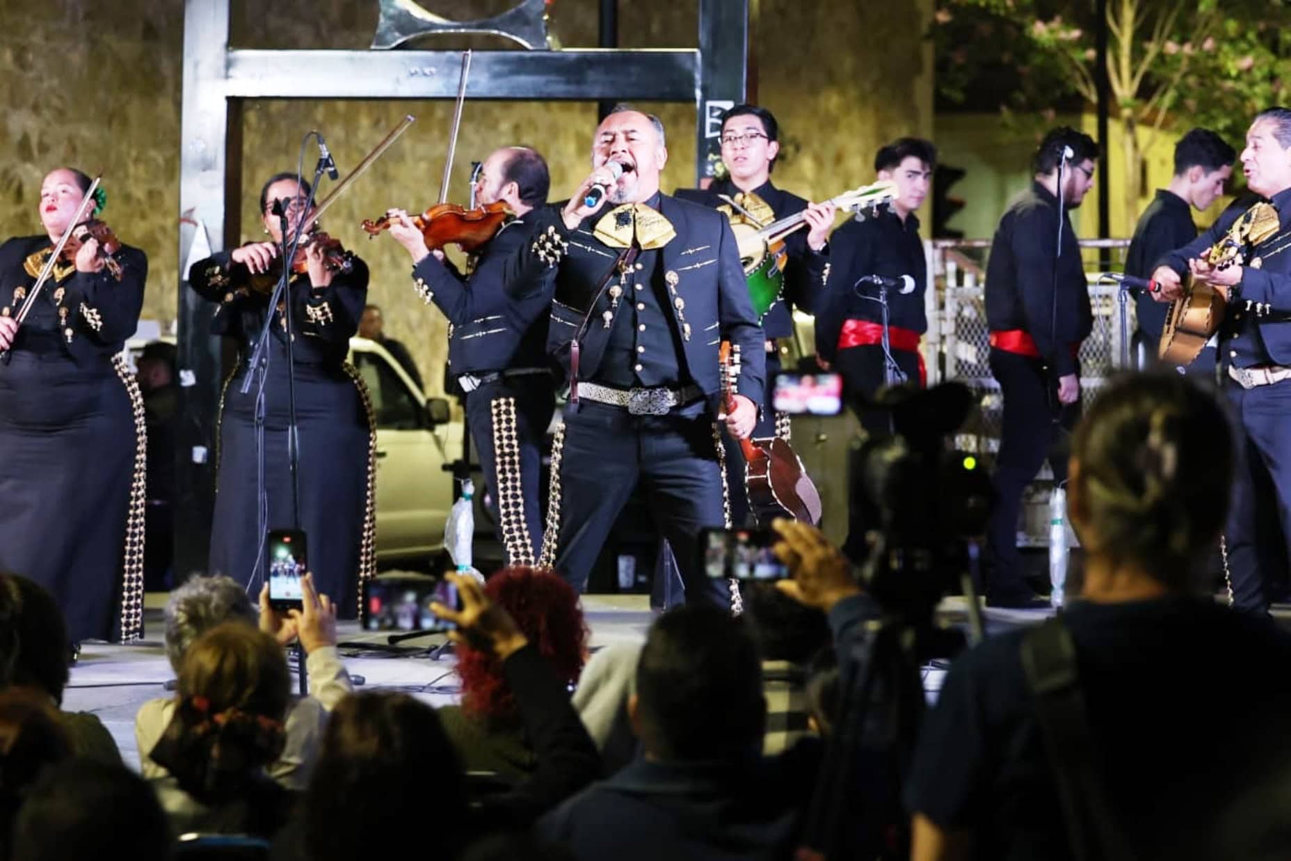 Concierto Del Amor y Otros Pesares en Saltillo Atrae a Multitudes