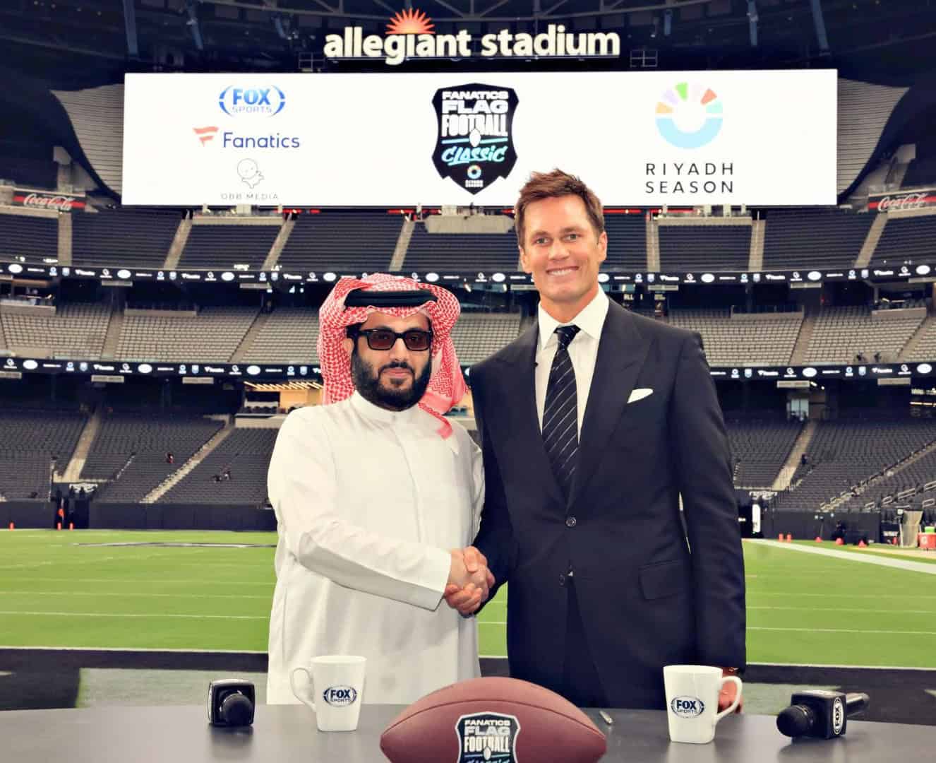 Tom Brady regresa al campo en torneo de tochito en Arabia