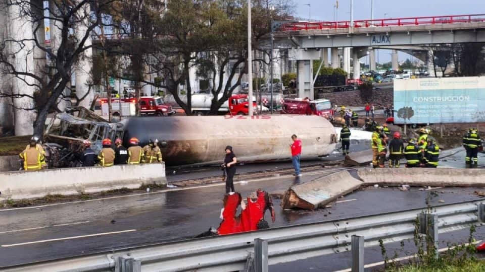 Fallece conductor de pipa de gas tras explosión en Iztapalapa