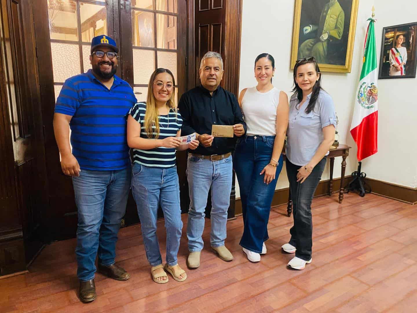 Alcalde Víctor Leija apoya a niñas de Acrodanza en Cuatro Ciénegas