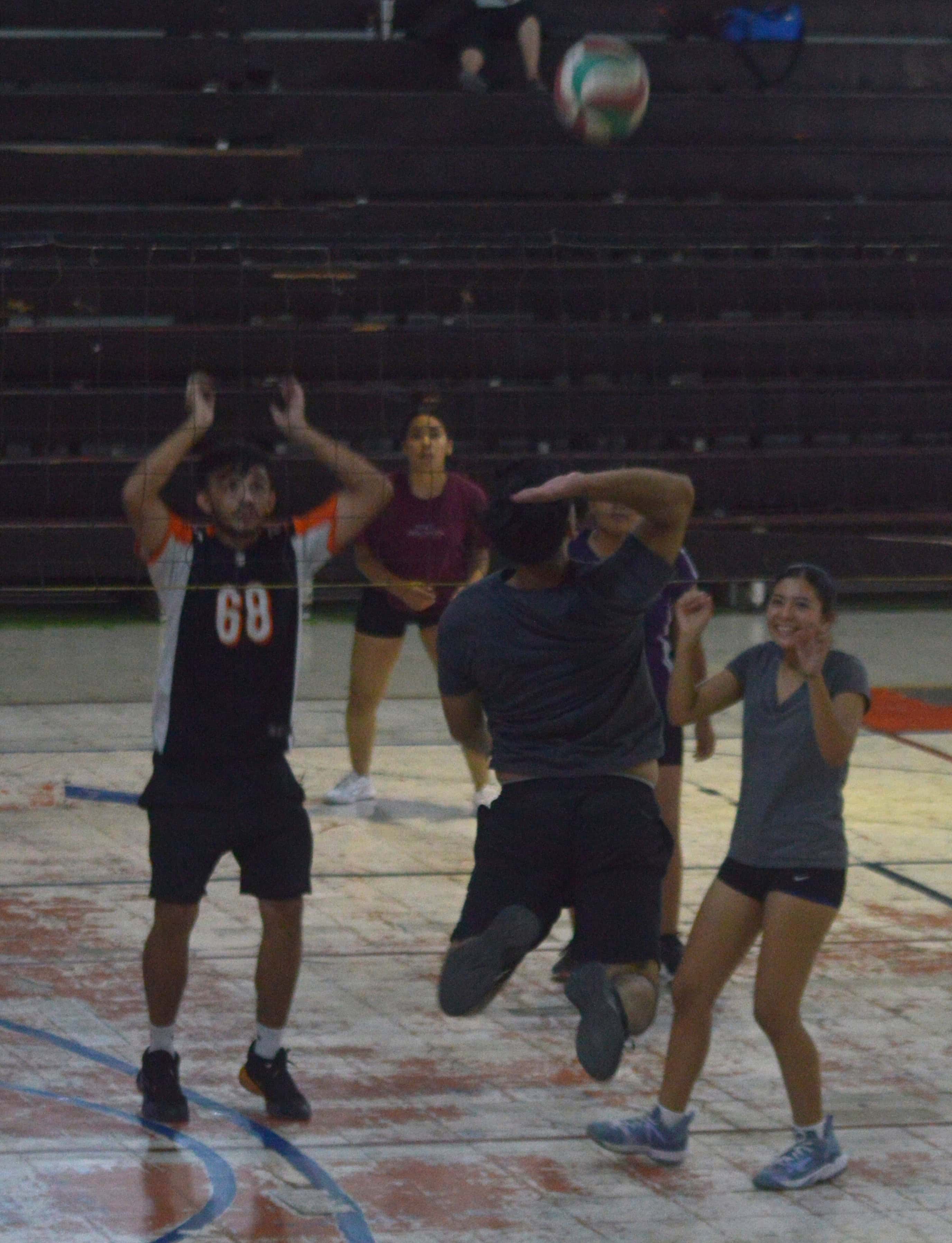 Divas se imponen a Felinas en emocionante encuentro de voleibol