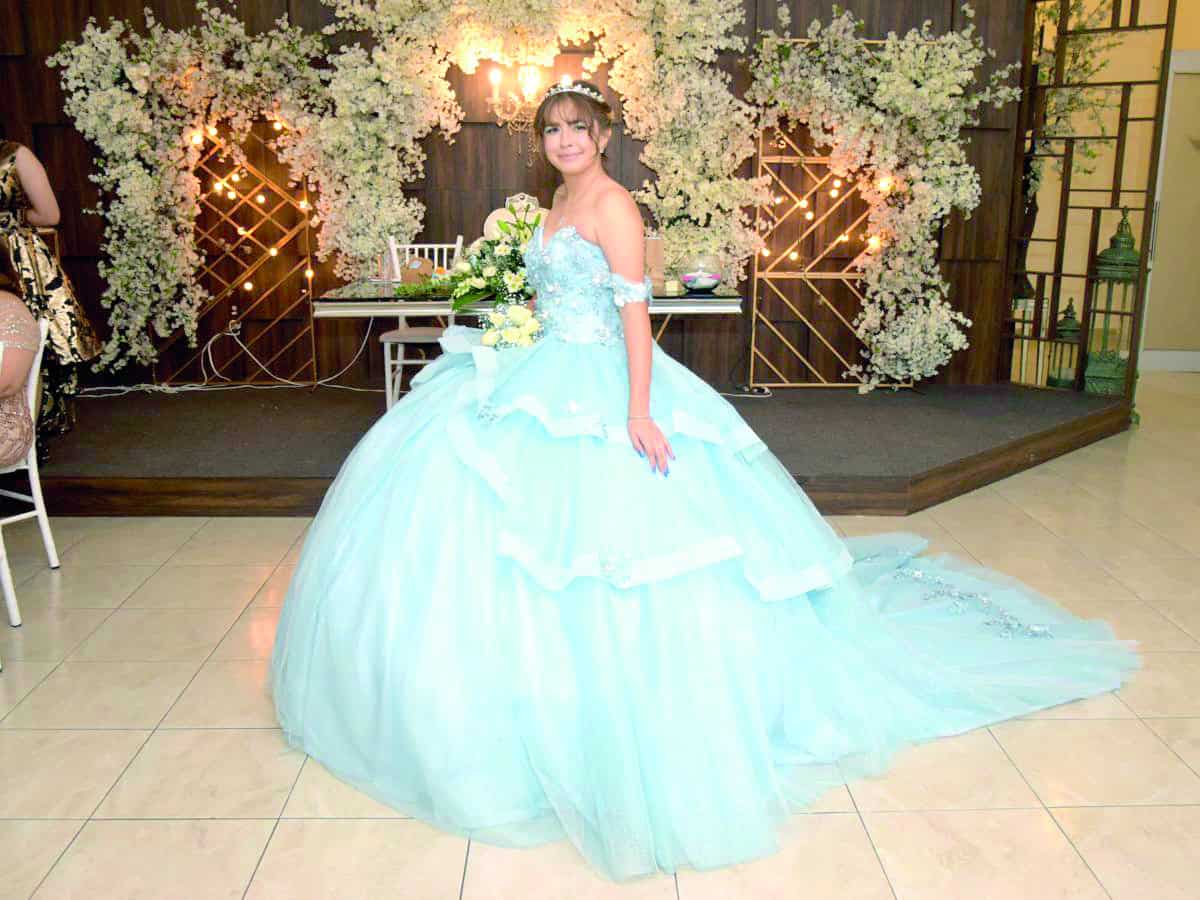 Fiesta quinceañera con misa de acción de gracias para Paola Riquejo