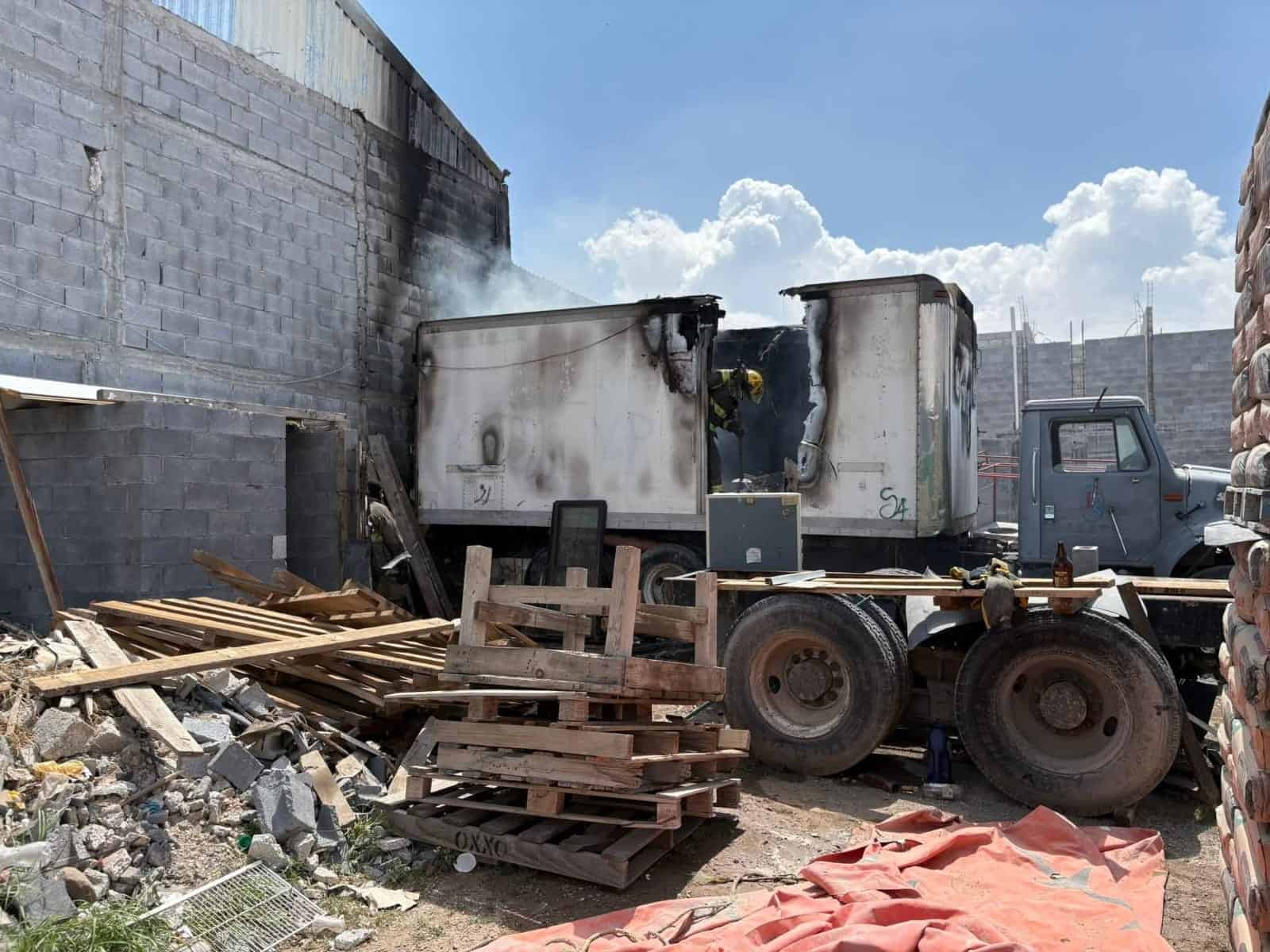 Incendio arrasa con vivienda improvisada en Saltillo