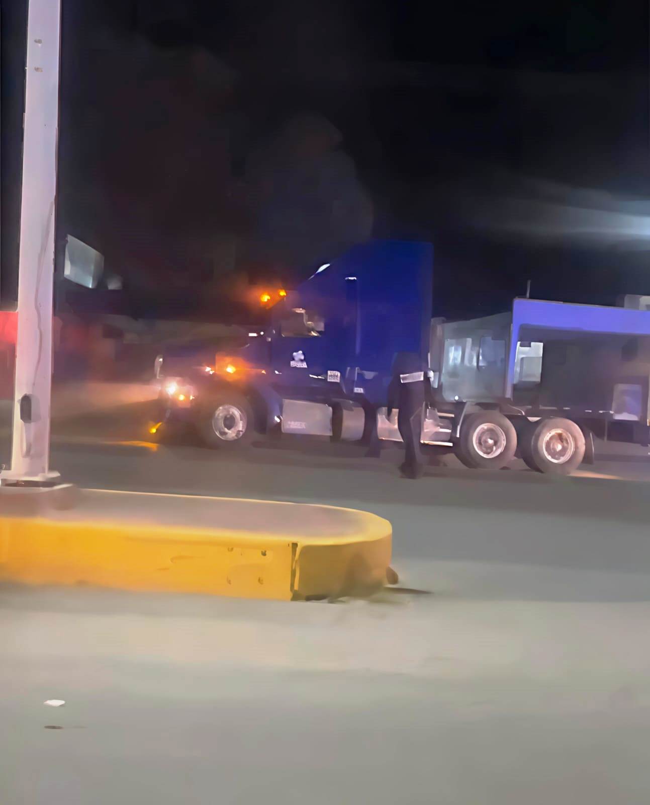 Trailero intenta atropellar a elementos de seguridad en Arteaga