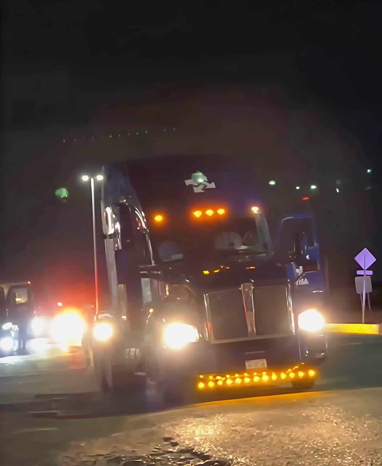 Trailero intenta atropellar a elementos de seguridad en Arteaga