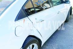 Choque en avenida Acereros: camioneta golpea automóvil blanco