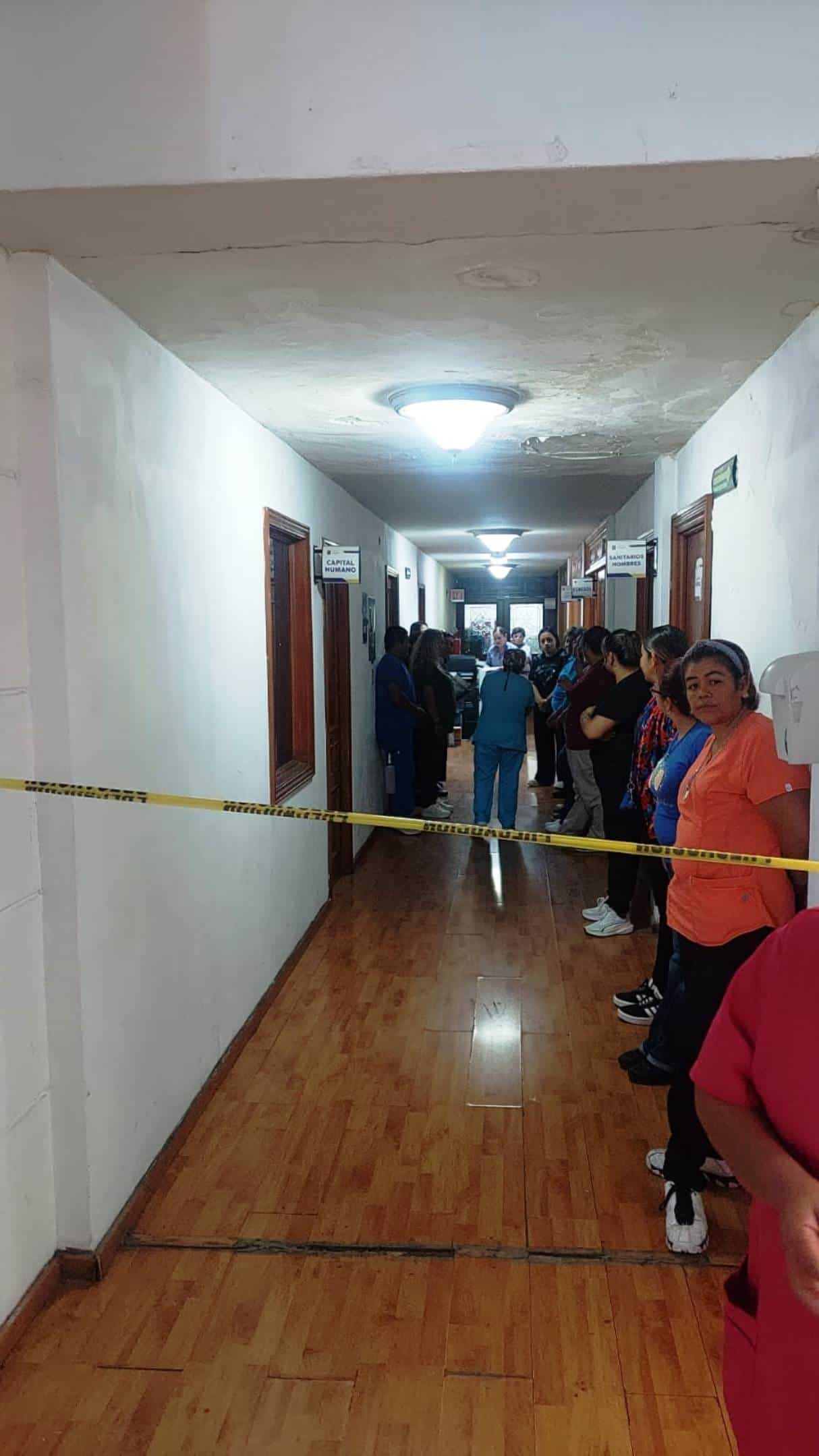 Trabajadores del Hospital Universitario de Saltillo se manifiestan por sueldos desproporcionados