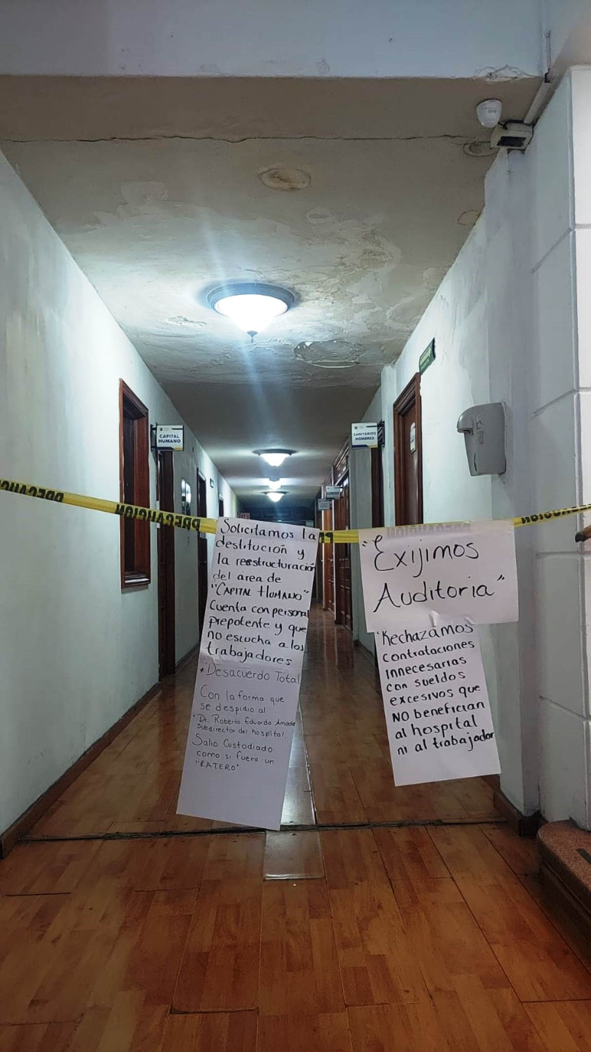 Trabajadores del Hospital Universitario de Saltillo se manifiestan por sueldos desproporcionados